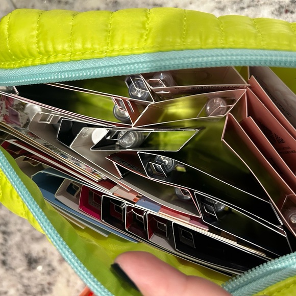 Beauty samples bundle - Picture 8 of 10